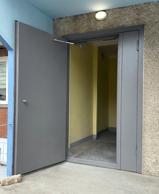 Серая подъездная дверь Серая подъездная дверь