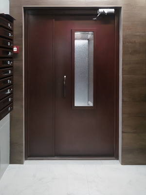 Остекленная подъездная дверь