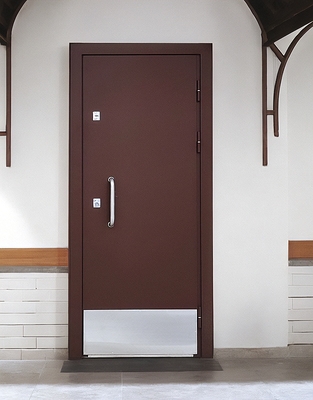 Дверь с отбойником Дверь с отбойником