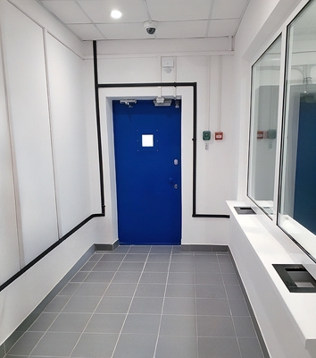 Дверь синего цвета с окном