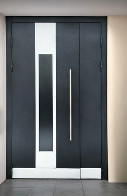 Дверь с длинной ручкой